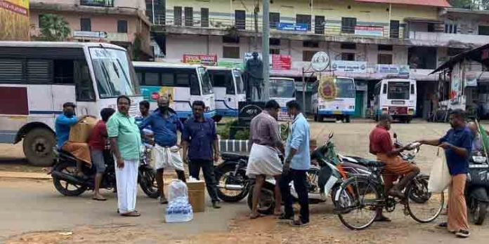 പണിമുടക്ക് ദിനത്തില് വലഞ്ഞവര്ക്ക് വിശപ്പ് അകറ്റാന് ഭക്ഷണവും വെള്ളവും നല്കി പണിമുടക്ക് ദിനത്തില് വലഞ്ഞവര്ക്ക് വിശപ്പ് അകറ്റാന് ഭക്ഷണവും വെള്ളവും നല്കി
