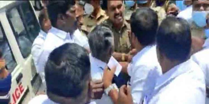 സംഘര്ഷമുണ്ടാക്കിയത് മദ്യപിച്ചെത്തിയ ഉദ്യോഗസ്ഥൻ ; മൂന്നാറിലെ പോലീസ് നടപടിക്കെതിരെ കെ കെ ജയചന്ദ്രന് സംഘര്ഷമുണ്ടാക്കിയത് മദ്യപിച്ചെത്തിയ ഉദ്യോഗസ്ഥൻ ; മൂന്നാറിലെ പോലീസ് നടപടിക്കെതിരെ കെ കെ ജയചന്ദ്രന്