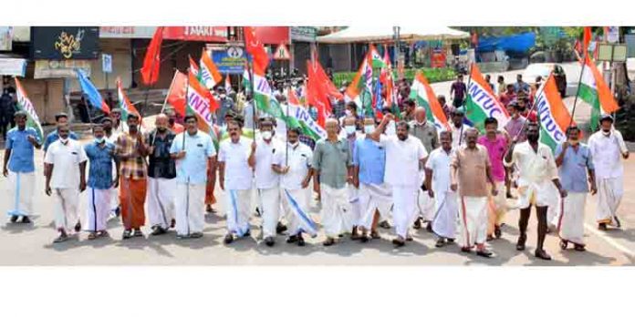 സംയുക്ത ട്രേഡ് യൂണിയൻ പ്രകടനവും പൊതുസമ്മേളനവും നടത്തി സംയുക്ത ട്രേഡ് യൂണിയൻ പ്രകടനവും പൊതുസമ്മേളനവും നടത്തി