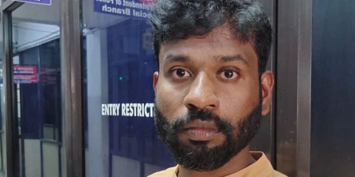 വിദേശത്തിരുന്ന് സ്ത്രീകളെ വിളിച്ച് ശല്യം ചെയ്തിരുന്ന ഇന്ത്യന് എംബസി ജീവനക്കാരന് പിടിയില് വിദേശത്തിരുന്ന് സ്ത്രീകളെ വിളിച്ച് ശല്യം ചെയ്തിരുന്ന ഇന്ത്യന് എംബസി ജീവനക്കാരന് പിടിയില്