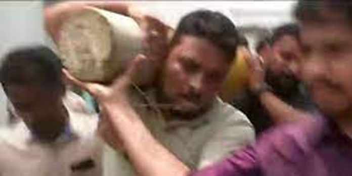 കെ – റെയില് കല്ലിടലിനെതിരെ കൊല്ലത്ത് ശക്തമായ പ്രതിഷേധം കെ – റെയില് കല്ലിടലിനെതിരെ കൊല്ലത്ത് ശക്തമായ പ്രതിഷേധം