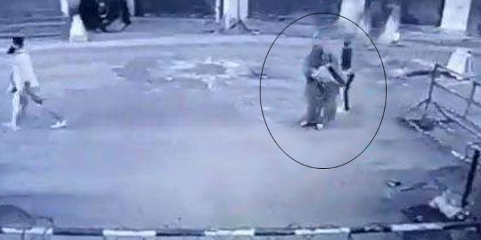 പർദ്ദ ധരിച്ചെത്തിയ സ്ത്രീ സിആർപിഎഫ് ക്യാംപിന് നേരെ പെട്രോൾ ബോംബെറിഞ്ഞു ; വീഡിയോ പർദ്ദ ധരിച്ചെത്തിയ സ്ത്രീ സിആർപിഎഫ് ക്യാംപിന് നേരെ പെട്രോൾ ബോംബെറിഞ്ഞു ; വീഡിയോ