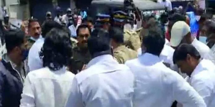 ദേവികുളം എംഎല്എ എ.രാജയെ മര്ദിച്ച സംഭവത്തില് ആരോപണവിധേയനായ എസ്ഐയെ സ്ഥലം മാറ്റി ദേവികുളം എംഎല്എ എ.രാജയെ മര്ദിച്ച സംഭവത്തില് ആരോപണവിധേയനായ എസ്ഐയെ സ്ഥലം മാറ്റി