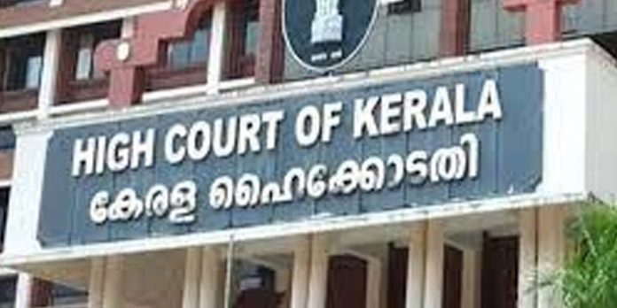 മക്കളെ വീട്ടിൽ കയറ്റാൻ സംരക്ഷണം തേടി മാതാവ് ഹൈക്കോടതിയിൽ മക്കളെ വീട്ടിൽ കയറ്റാൻ സംരക്ഷണം തേടി മാതാവ് ഹൈക്കോടതിയിൽ