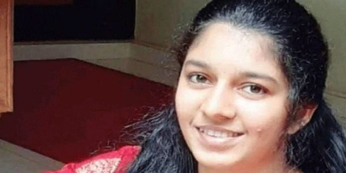 യാത്രയ്ക്കിടെ ബസില്വെച്ച് ഉപദ്രവിച്ചയാളെ യുവതി ഓടിച്ചിട്ട് പിടിച്ച് പോലീസിലേല്പിച്ചു യാത്രയ്ക്കിടെ ബസില്വെച്ച് ഉപദ്രവിച്ചയാളെ യുവതി ഓടിച്ചിട്ട് പിടിച്ച് പോലീസിലേല്പിച്ചു