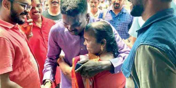 കുടുംബശ്രീ ഹോട്ടലിലെ നിര്മ്മലയെ കാണാന് വാവ സുരേഷെത്തി കുടുംബശ്രീ ഹോട്ടലിലെ നിര്മ്മലയെ കാണാന് വാവ സുരേഷെത്തി