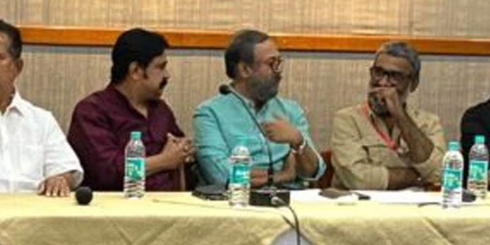 ചലച്ചിത്ര അക്കാദമി ചെയര്മാന് രഞ്ജിത്തും നടന് ദിലീപും ഒരേ വേദിയില് ചലച്ചിത്ര അക്കാദമി ചെയര്മാന് രഞ്ജിത്തും നടന് ദിലീപും ഒരേ വേദിയില്