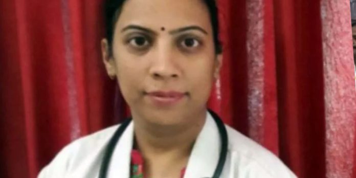 വനിത ഡോക്ടര് ആത്മഹത്യ ചെയ്യാനിടയാക്കിയ സംഭവം പോലീസ് ഉദ്യോഗസ്ഥരെ സസ്പെന്ഡ് ചെയ്തു വനിത ഡോക്ടര് ആത്മഹത്യ ചെയ്യാനിടയാക്കിയ സംഭവം പോലീസ് ഉദ്യോഗസ്ഥരെ സസ്പെന്ഡ് ചെയ്തു