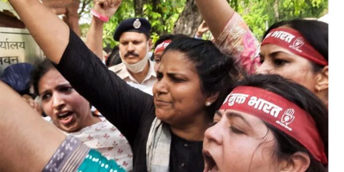 നിരോധനാജഞ ലംഘിച്ച് പാർലമെന്റ് കവാടം ഉപരോധിച്ച ജെബി മേത്തറും മഹിളാ കോൺഗ്രസുകാരും അറസ്റ്റിൽ നിരോധനാജഞ ലംഘിച്ച് പാർലമെന്റ് കവാടം ഉപരോധിച്ച ജെബി മേത്തറും മഹിളാ കോൺഗ്രസുകാരും അറസ്റ്റിൽ