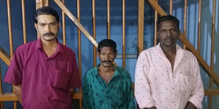 ഇരുമ്പുഷീറ്റുകൾ മോഷ്ടിച്ചു കടത്തിയ മൂന്ന് പേർ അറസ്റ്റിൽ ഇരുമ്പുഷീറ്റുകൾ മോഷ്ടിച്ചു കടത്തിയ മൂന്ന് പേർ അറസ്റ്റിൽ