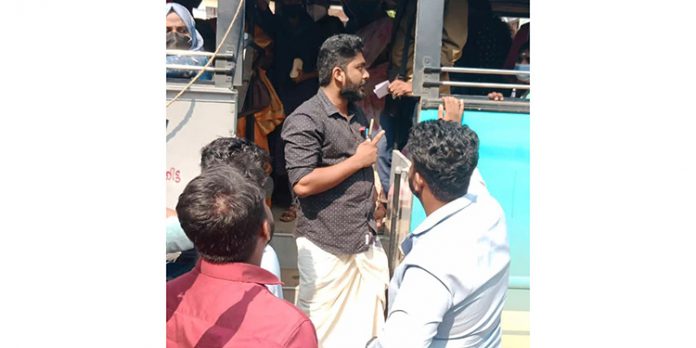 എ ഐ എസ് എഫിന്റെ നേതൃത്വത്തിൽ കോന്നിയിൽ സ്വകാര്യ ബസ് തടഞ്ഞു എ ഐ എസ് എഫിന്റെ നേതൃത്വത്തിൽ കോന്നിയിൽ സ്വകാര്യ ബസ് തടഞ്ഞു