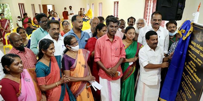 എഴുമറ്റൂര് – വായ്പൂര് ബസ് സ്റ്റാന്ഡ് റോഡിന്റെ ഉദ്ഘാടനം മുഖ്യമന്ത്രി നിര്വഹിച്ചു എഴുമറ്റൂര് – വായ്പൂര് ബസ് സ്റ്റാന്ഡ് റോഡിന്റെ ഉദ്ഘാടനം മുഖ്യമന്ത്രി നിര്വഹിച്ചു