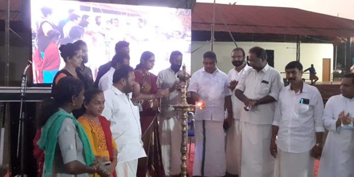 അലകടലായി ഒഴുകിയെത്തിയ കായിക പ്രേമികൾ നിരാശയോടെ മടങ്ങി അലകടലായി ഒഴുകിയെത്തിയ കായിക പ്രേമികൾ നിരാശയോടെ മടങ്ങി