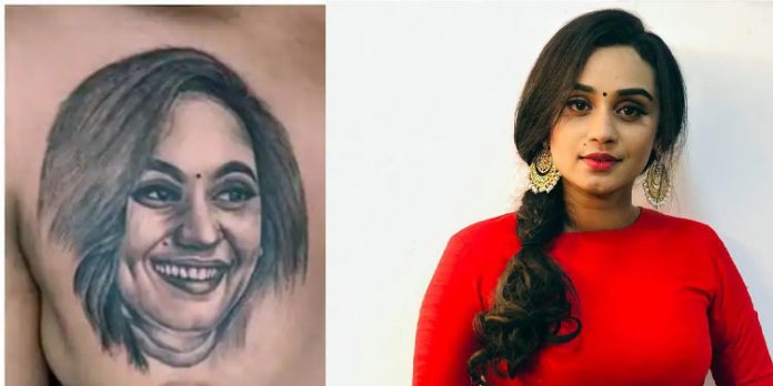 ലക്ഷ്മി നക്ഷത്രയുടെ ചിത്രം നെഞ്ചില് പച്ചകുത്തി ആരാധകന് ; വീഡിയോ ലക്ഷ്മി നക്ഷത്രയുടെ ചിത്രം നെഞ്ചില് പച്ചകുത്തി ആരാധകന് ; വീഡിയോ