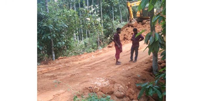 നീരൊഴുക്കു തോട് മണ്ണിട്ടു മൂടി സ്വകാര്യ വസ്തുവിലേയ്ക്ക് വഴി വെട്ടിയതായി പരാതി നീരൊഴുക്കു തോട് മണ്ണിട്ടു മൂടി സ്വകാര്യ വസ്തുവിലേയ്ക്ക് വഴി വെട്ടിയതായി പരാതി