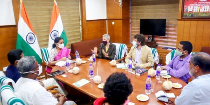 ആരോഗ്യ മേഖലയിൽ യുഎസ് പങ്കാളിത്തം ഉറപ്പാക്കും ; മന്ത്രി വീണാ ജോര്ജുമായി യുഎസ് കോണ്സുല് ജനറല് ചര്ച്ച നടത്തി ആരോഗ്യ മേഖലയിൽ യുഎസ് പങ്കാളിത്തം ഉറപ്പാക്കും ; മന്ത്രി വീണാ ജോര്ജുമായി യുഎസ് കോണ്സുല് ജനറല് ചര്ച്ച നടത്തി