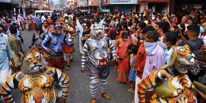 ഓമല്ലൂര് വയല് വാണിഭത്തിന് ഗംഭീര തുടക്കം ; വര്ണാഭമായ സാംസ്കാരിക ഘോഷയാത്ര ആവേശമായി ഓമല്ലൂര് വയല് വാണിഭത്തിന് ഗംഭീര തുടക്കം ; വര്ണാഭമായ സാംസ്കാരിക ഘോഷയാത്ര ആവേശമായി