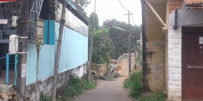 പേങ്ങാട്ടുകടവ് പാലം അപ്രോച്ച് റോഡിന്റെ നിർമ്മാണ ജോലികളുടെ അനുമതി ഫയലിൽ ഉറങ്ങുന്നതായി പരാതി പേങ്ങാട്ടുകടവ് പാലം അപ്രോച്ച് റോഡിന്റെ നിർമ്മാണ ജോലികളുടെ അനുമതി ഫയലിൽ ഉറങ്ങുന്നതായി പരാതി