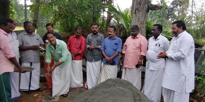 ഇരുകാലുകളും തളർന്ന പ്രമോദിന് കൈത്താങ്ങായി സുമനസ്സുകൾ ഒന്നിച്ചു ഇരുകാലുകളും തളർന്ന പ്രമോദിന് കൈത്താങ്ങായി സുമനസ്സുകൾ ഒന്നിച്ചു
