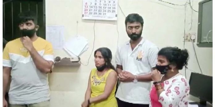 കഞ്ചാവ് കടത്ത് ; ഒരു കുടുംബത്തിലെ സ്ത്രീകള് ഉള്പ്പെടെ നാലു പേര് പിടിയിൽ കഞ്ചാവ് കടത്ത് ; ഒരു കുടുംബത്തിലെ സ്ത്രീകള് ഉള്പ്പെടെ നാലു പേര് പിടിയിൽ