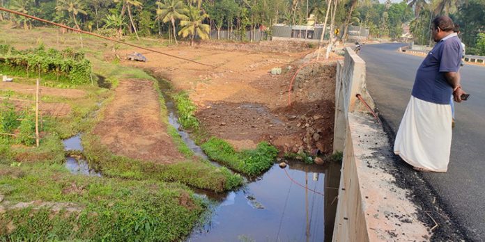 തോട്ടിലേക്ക് കക്കൂസ് മാലിന്യം തള്ളിയതായി പരാതി തോട്ടിലേക്ക് കക്കൂസ് മാലിന്യം തള്ളിയതായി പരാതി