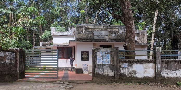 വള്ളിക്കോട് വില്ലേജ് ഓഫീസ് ചോർന്നൊലിക്കുന്ന നിലയിൽ വള്ളിക്കോട് വില്ലേജ് ഓഫീസ് ചോർന്നൊലിക്കുന്ന നിലയിൽ