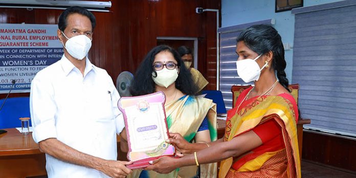 തൊഴിലുറപ്പ് പദ്ധതിയിലെ മേറ്റുമാരെ ആദരിച്ചു തൊഴിലുറപ്പ് പദ്ധതിയിലെ മേറ്റുമാരെ ആദരിച്ചു