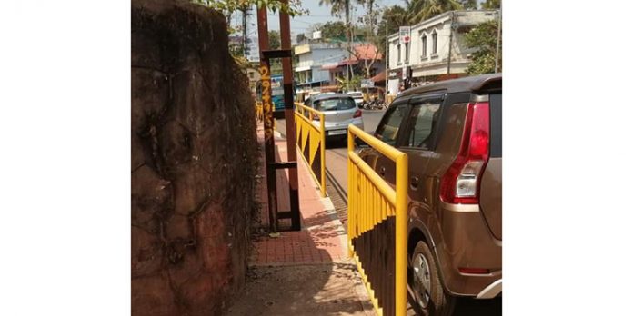 പുനലൂർ മൂവാറ്റുപുഴ സംസ്ഥാന പാതയിൽ ഇലക്ട്രിക് പോസ്റ്റ് മാറ്റാതെ നടപ്പാത നിർമ്മിച്ചു പുനലൂർ മൂവാറ്റുപുഴ സംസ്ഥാന പാതയിൽ ഇലക്ട്രിക് പോസ്റ്റ് മാറ്റാതെ നടപ്പാത നിർമ്മിച്ചു