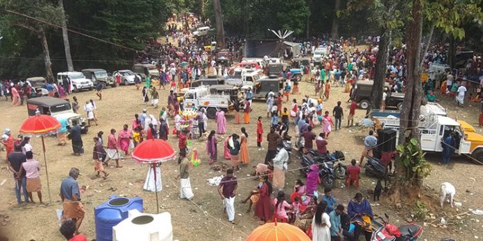 ആലുവാംകൂടി ക്ഷേത്രത്തിൽ വൻ ഭക്ത ജന തിരക്ക് ആലുവാംകൂടി ക്ഷേത്രത്തിൽ വൻ ഭക്ത ജന തിരക്ക്