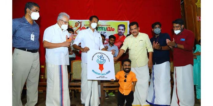 പാട്ട് പാടി കതോലിക്കേറ്റ് കോളേജിനെ ഇളക്കിമറിച്ച് സിനിമാതാരം ഗിന്നസ് പക്രു പാട്ട് പാടി കതോലിക്കേറ്റ് കോളേജിനെ ഇളക്കിമറിച്ച് സിനിമാതാരം ഗിന്നസ് പക്രു