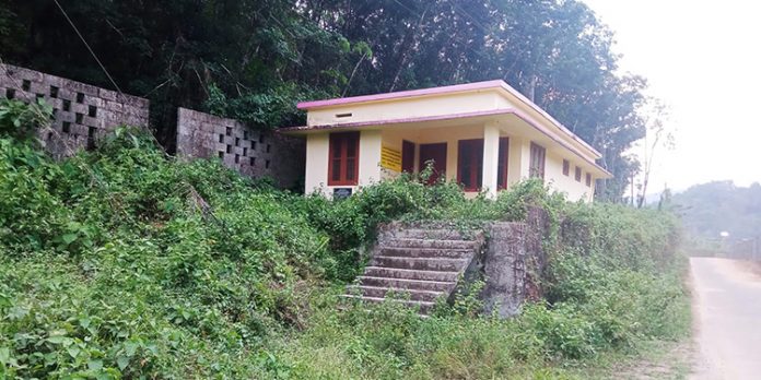 വാഗ്ദാനങ്ങൾ പാളി ; ടൊയ്ലെറ്റ് കെട്ടിടം വീണ്ടും കാടുകയറി വാഗ്ദാനങ്ങൾ പാളി ; ടൊയ്ലെറ്റ് കെട്ടിടം വീണ്ടും കാടുകയറി