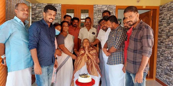 കേരളത്തിൽ ആദ്യം കോവിഡിനെ അതിജീവിച്ച മറിയാമ്മക്ക് വനിതാ ദിനത്തിൽ യൂത്ത് കോൺഗ്രസ് ആദരവ് കേരളത്തിൽ ആദ്യം കോവിഡിനെ അതിജീവിച്ച മറിയാമ്മക്ക് വനിതാ ദിനത്തിൽ യൂത്ത് കോൺഗ്രസ് ആദരവ്