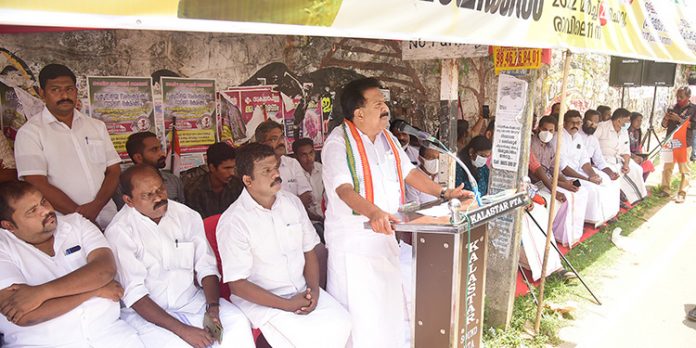 കെ – റെയിൽ മറവിൽ ഭൂമി ഏറ്റെടുക്കൽ കമ്മീഷൻ അടുക്കുന്നതിന് വേണ്ടി : രമേശ് ചെന്നിത്തല കെ – റെയിൽ മറവിൽ ഭൂമി ഏറ്റെടുക്കൽ കമ്മീഷൻ അടുക്കുന്നതിന് വേണ്ടി : രമേശ് ചെന്നിത്തല