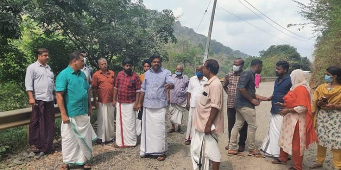 തണ്ണിത്തോട്മൂഴി തേക്ക്തോട് പ്ലാന്റേഷന്-കരിമാന്തോട് റോഡ് നിർമ്മാണ പ്രവർത്തിയുടെ പുരോഗതി എംഎൽഎ സന്ദർശിച്ചു തണ്ണിത്തോട്മൂഴി തേക്ക്തോട് പ്ലാന്റേഷന്-കരിമാന്തോട് റോഡ് നിർമ്മാണ പ്രവർത്തിയുടെ പുരോഗതി എംഎൽഎ സന്ദർശിച്ചു