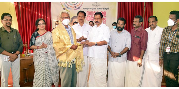 മനസോടിത്തിരി മണ്ണ് : ഭൂമി ദാനം ചെയ്തവരെ മന്ത്രി എം.വി. ഗോവിന്ദന് മാസ്റ്റര് ആദരിച്ചു മനസോടിത്തിരി മണ്ണ് : ഭൂമി ദാനം ചെയ്തവരെ മന്ത്രി എം.വി. ഗോവിന്ദന് മാസ്റ്റര് ആദരിച്ചു
