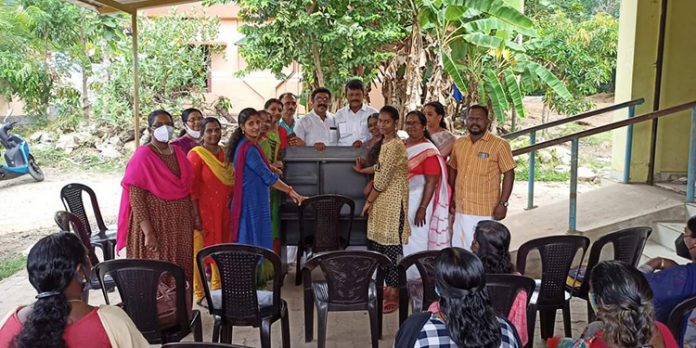 പട്ടികജാതി വിദ്യാർത്ഥികൾക്കു മേശയും കസേരയും വിതരണം ചെയ്തു പട്ടികജാതി വിദ്യാർത്ഥികൾക്കു മേശയും കസേരയും വിതരണം ചെയ്തു