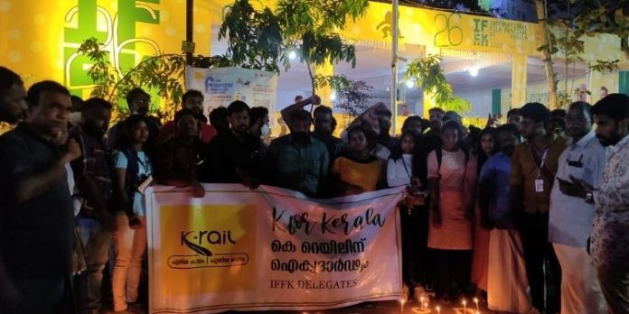 കെ റെയിലിന് ഐക്യദാർഢ്യം പ്രഖ്യാപിച്ച് ഐഎഫ്എഫ്കെ ഡെലിഗേറ്റുകൾ കെ റെയിലിന് ഐക്യദാർഢ്യം പ്രഖ്യാപിച്ച് ഐഎഫ്എഫ്കെ ഡെലിഗേറ്റുകൾ