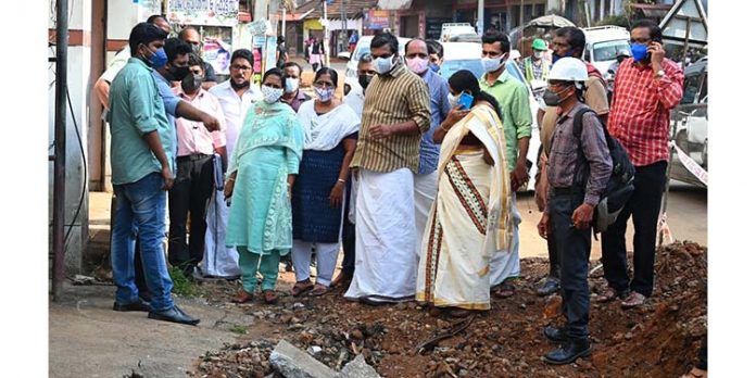 പുനലൂർ മൂവാറ്റുപുഴ പാത വികസനം : കരാറുക്കാർക്കെതിരെ രൂക്ഷ വിമർശനവുമായി എം എൽ എ പുനലൂർ മൂവാറ്റുപുഴ പാത വികസനം : കരാറുക്കാർക്കെതിരെ രൂക്ഷ വിമർശനവുമായി എം എൽ എ