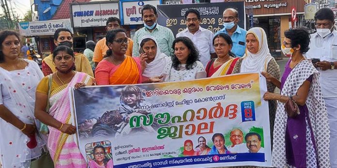 യുദ്ധത്തിൽ ആദ്യം ഇരയാകുന്നത് സ്ത്രീകളും കുട്ടികളും ; ശ്രീജി ഇന്ദ്രജിത്ത് യുദ്ധത്തിൽ ആദ്യം ഇരയാകുന്നത് സ്ത്രീകളും കുട്ടികളും ; ശ്രീജി ഇന്ദ്രജിത്ത്