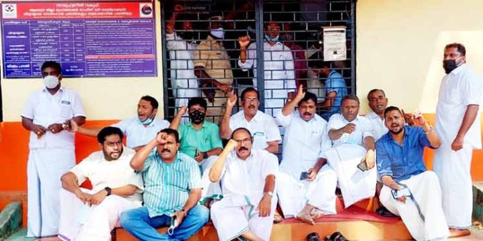 എംപി കൊടിക്കുന്നില് സുരേഷ് ചെങ്ങന്നൂര് പോലീസ് സ്റ്റേഷനു മുന്നില് കുത്തിയിരിപ്പ് സമരം നടത്തി എംപി കൊടിക്കുന്നില് സുരേഷ് ചെങ്ങന്നൂര് പോലീസ് സ്റ്റേഷനു മുന്നില് കുത്തിയിരിപ്പ് സമരം നടത്തി
