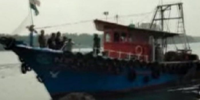 മത്സ്യബന്ധനത്തിനിടെ വലയിൽ അജ്ഞാത മൃതദേഹം കുടുങ്ങി ; പോലീസ് അന്വേഷണം ആരംഭിച്ചു മത്സ്യബന്ധനത്തിനിടെ വലയിൽ അജ്ഞാത മൃതദേഹം കുടുങ്ങി ; പോലീസ് അന്വേഷണം ആരംഭിച്ചു