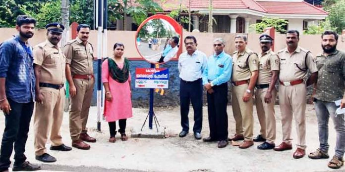 വഴിയോരക്കണ്ണാടിയും ദിശാബോർഡുകളും സ്ഥാപിച്ചു വഴിയോരക്കണ്ണാടിയും ദിശാബോർഡുകളും സ്ഥാപിച്ചു