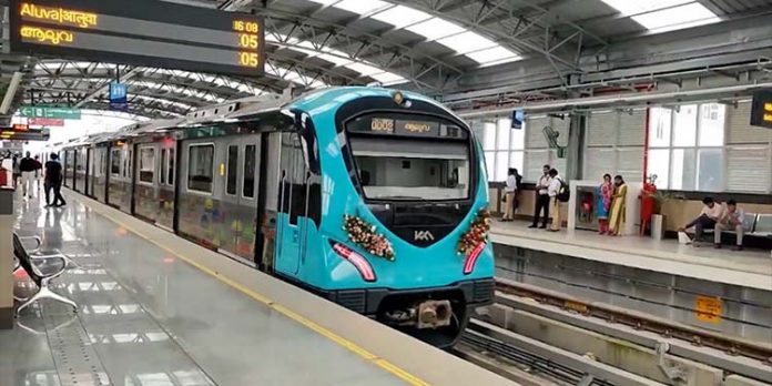 കൊച്ചി മെട്രോയുടെ ആറാം പിറന്നാളിന് ടിക്കറ്റ് ചാർജിൽ കുറവ്, രണ്ടാംഘട്ട നിർമാണത്തിൽ പ്രതീക്ഷ കൊച്ചി മെട്രോയുടെ ആറാം പിറന്നാളിന് ടിക്കറ്റ് ചാർജിൽ കുറവ്, രണ്ടാംഘട്ട നിർമാണത്തിൽ പ്രതീക്ഷ