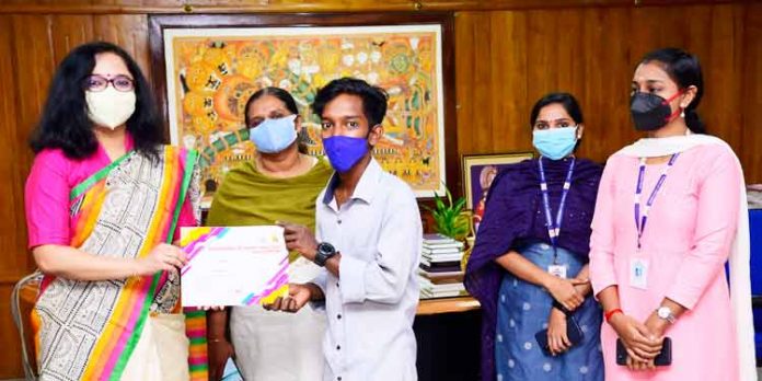 വിദ്യാര്ഥികള് ക്രിയാത്മകമായി പ്രവര്ത്തിക്കണം : ജില്ലാ കളക്ടര് വിദ്യാര്ഥികള് ക്രിയാത്മകമായി പ്രവര്ത്തിക്കണം : ജില്ലാ കളക്ടര്