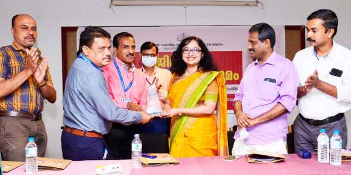 നിരവധി സംരംഭങ്ങളുള്ള സ്ഥലമായി ജില്ലയെ വളര്ത്തിയെടുക്കണം : ജില്ലാ കളക്ടര് നിരവധി സംരംഭങ്ങളുള്ള സ്ഥലമായി ജില്ലയെ വളര്ത്തിയെടുക്കണം : ജില്ലാ കളക്ടര്
