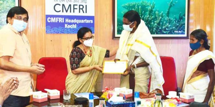 ‘മെൻസ്ട്രൽ കപ്പ് ഉപയോഗം ജനകീയമാക്കാൻ ബോധവൽകരണം വേണം’ സിഎംഎഫ്ആർഐയിൽ വനിതാദിനാഘോഷം ‘മെൻസ്ട്രൽ കപ്പ് ഉപയോഗം ജനകീയമാക്കാൻ ബോധവൽകരണം വേണം’ സിഎംഎഫ്ആർഐയിൽ വനിതാദിനാഘോഷം