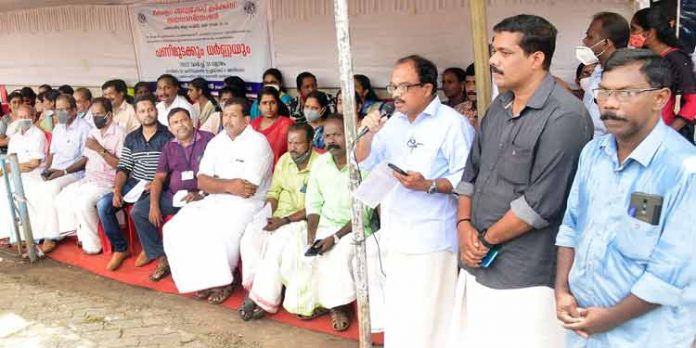 കേരള അഡ്വക്കേറ്റ് ക്ലാർക്ക്സ് അസോസിയേഷൻ മിനി സിവിൽ സ്റ്റേഷന് മുൻപിൽ ധർണ നടത്തി കേരള അഡ്വക്കേറ്റ് ക്ലാർക്ക്സ് അസോസിയേഷൻ മിനി സിവിൽ സ്റ്റേഷന് മുൻപിൽ ധർണ നടത്തി