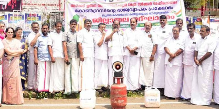 ഇന്ധന വില വര്ദ്ധനവ് ജനജീവിതം ദു:സഹമാക്കി : പ്രൊഫ.സതീഷ് കൊച്ചുപറമ്പില് ഇന്ധന വില വര്ദ്ധനവ് ജനജീവിതം ദു:സഹമാക്കി : പ്രൊഫ.സതീഷ് കൊച്ചുപറമ്പില്
