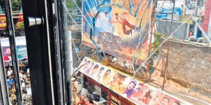 സാങ്കേതിക കാരണങ്ങള് മൂലം ഇടയ്ക്കുവെച്ച് പ്രദര്ശനം നിന്നു ; ആര്ആര്ആര് ഫാന്സ് തിയേറ്റര് തല്ലിതകര്ത്തു സാങ്കേതിക കാരണങ്ങള് മൂലം ഇടയ്ക്കുവെച്ച് പ്രദര്ശനം നിന്നു ; ആര്ആര്ആര് ഫാന്സ് തിയേറ്റര് തല്ലിതകര്ത്തു