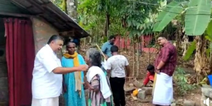 സില്വര് ലൈന് പ്രതിഷേധം ; വീടുകയറി പ്രചാരണം നടത്തി മന്ത്രി സജി ചെറിയാന് സില്വര് ലൈന് പ്രതിഷേധം ; വീടുകയറി പ്രചാരണം നടത്തി മന്ത്രി സജി ചെറിയാന്